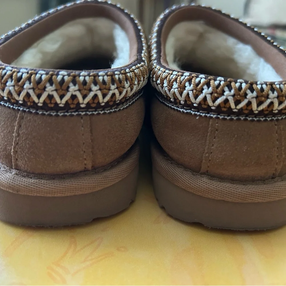 UGG girls short booties, Sz 2